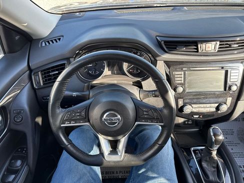 Used 2018 Nissan Rogue SV image 9