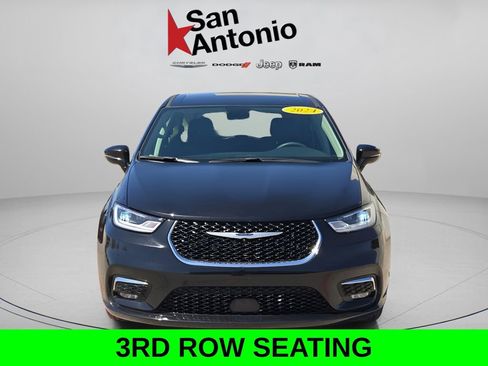 Used 2024 Chrysler Pacifica Touring-L image 3