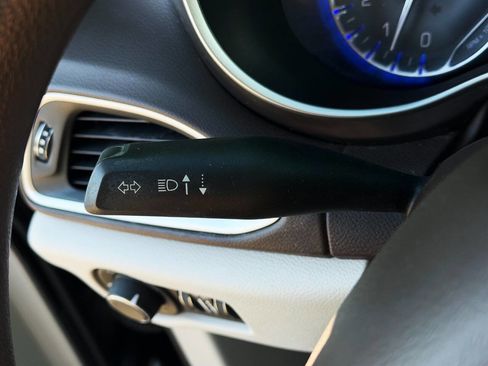 Used 2017 Chrysler Pacifica Touring image 33