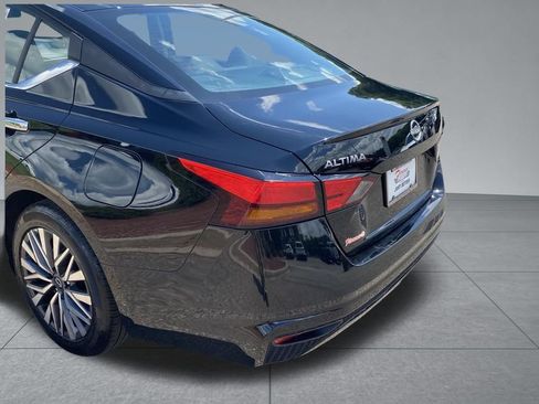 Used 2025 Nissan Altima 2.5 SV FWD image 11