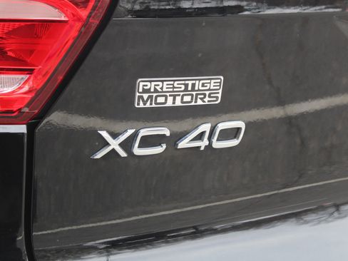 Used 2019 Volvo XC40 T5 Momentum image 38