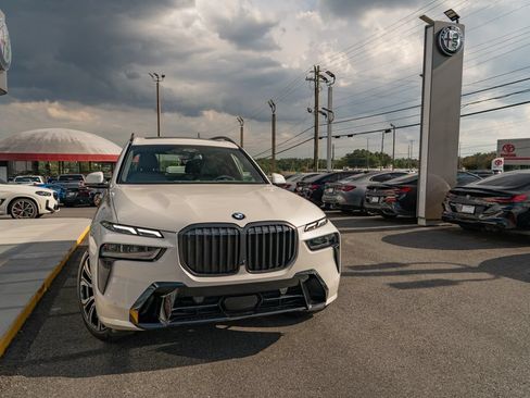 Used 2023 BMW X7 xDrive40i w/ M Sport Package AWD/4WD image 10
