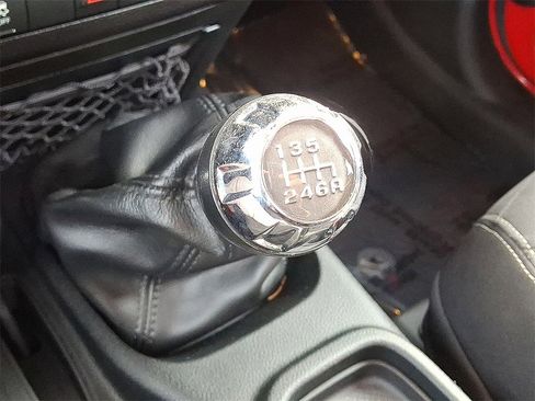 Used 2018 Jeep Wrangler Unlimited Sahara w/ Connectivity Group image 9