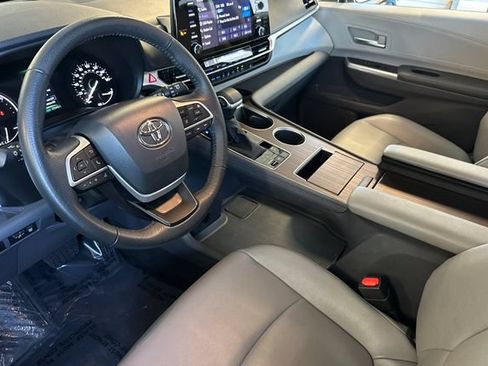 Used 2023 Toyota Sienna XLE FWD image 10