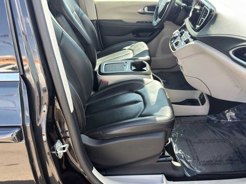 Used 2023 Chrysler Pacifica Touring-L FWD image 28