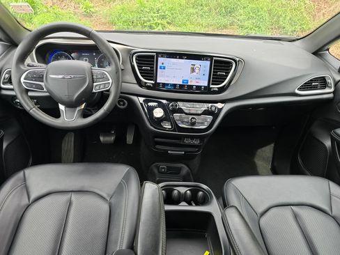 Used 2025 Chrysler Pacifica Select FWD image 5