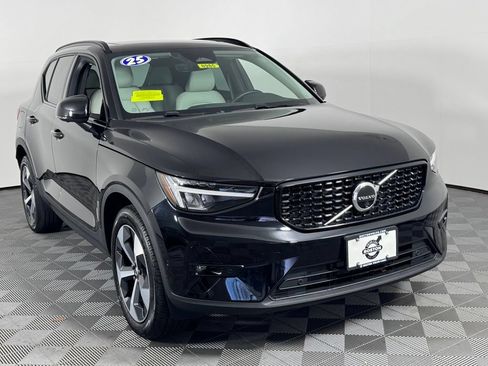 Certified 2025 Volvo XC40 B5 Plus AWD/4WD image 3