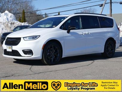 Used 2023 Chrysler Pacifica Limited w/ S Appearance Package