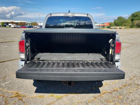 Used 2021 Toyota Tacoma TRD Sport w/ TRD Premium Sport Package AWD/4WD image 17