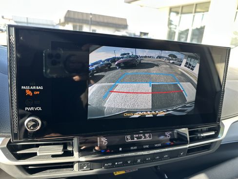 Used 2025 Toyota Sienna XLE image 18