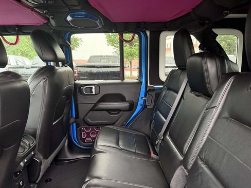 Used 2022 Jeep Wrangler Unlimited Sahara AWD/4WD image 17