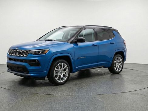 Used 2025 Jeep Compass Limited image 3