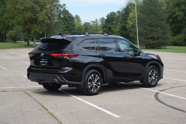 Used 2021 Toyota Highlander XLE FWD image 28