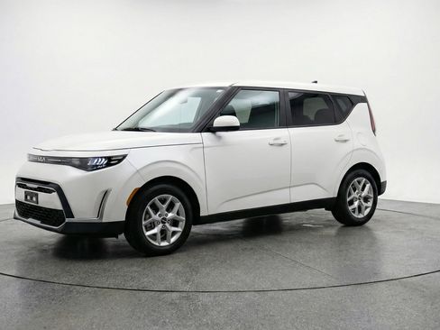 Used 2025 Kia Soul LX w/ LX Technology Package image 3