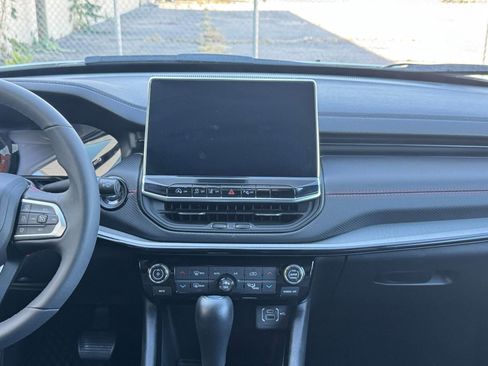 Used 2025 Jeep Compass Trailhawk image 18