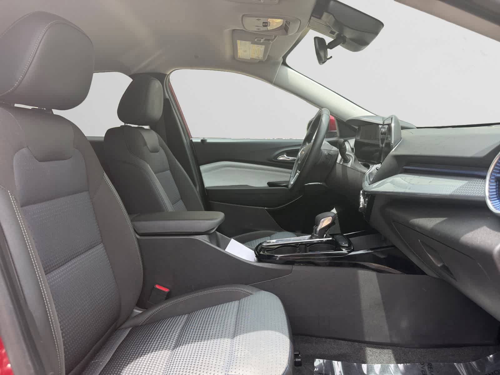 Used 2025 Chevrolet Trax LT w/ LT Convenience Package FWD image 14