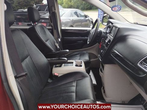 Used 2015 Chrysler Town & Country Touring image 21