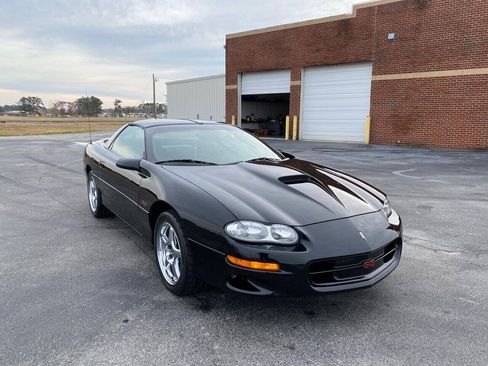 Used 2002 Chevrolet Camaro Z28 w/ SS Performance/Appearance Pkg RWD image 7