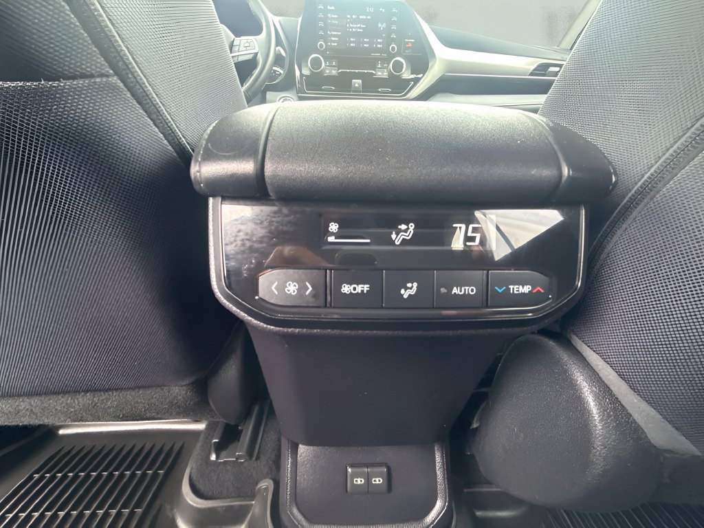 Used 2022 Toyota Highlander LE AWD/4WD image 11