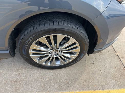 Used 2021 Toyota Venza Limited w/ Advanced Technology Package image 28