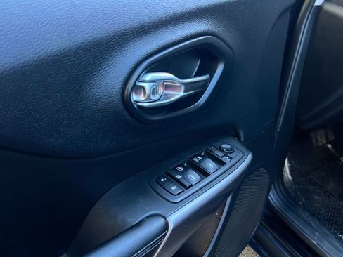 Used 2019 Jeep Cherokee Latitude w/ Cold Weather Group image 11