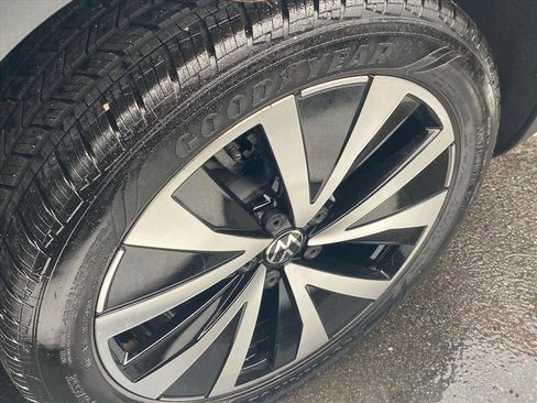 Certified 2024 Volkswagen Taos SE image 19