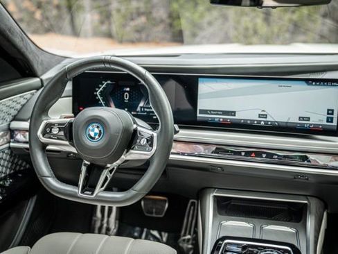 Used 2023 BMW i7 xDrive60 image 25