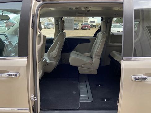 Used 2016 Chrysler Town & Country Touring w/ Driver Convenience Group FWD image 22