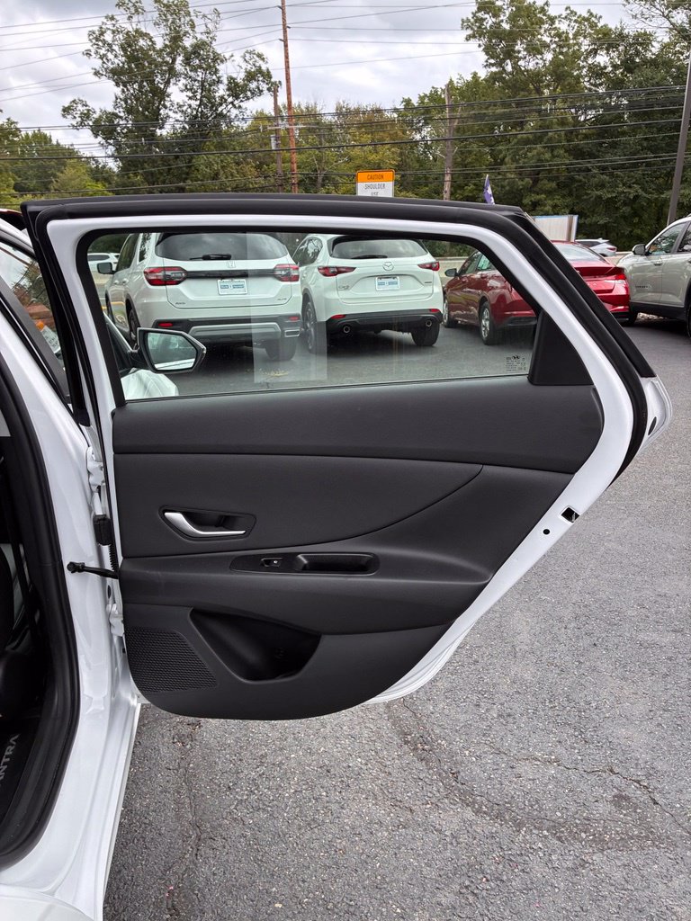 Certified 2025 Hyundai Elantra Limited FWD image 23