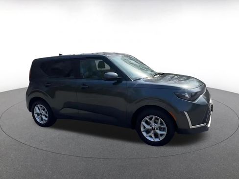 Used 2025 Kia Soul LX w/ LX Technology Package image 2
