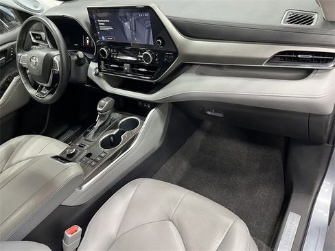 Used 2023 Toyota Highlander Limited image 14