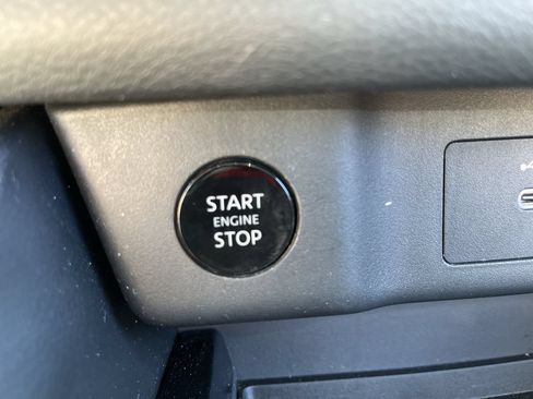 Used 2025 Nissan Rogue SV AWD/4WD image 16