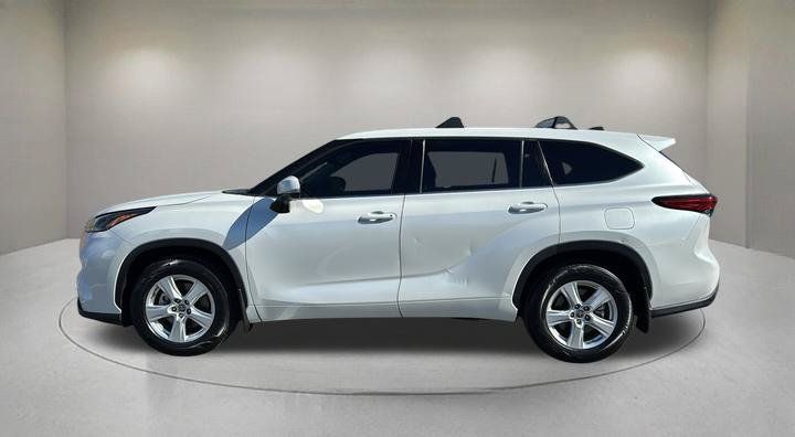 Used 2022 Toyota Highlander LE FWD image 5