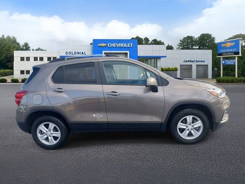 Used 2022 Chevrolet Trax LT w/ LT Convenience Package image 3