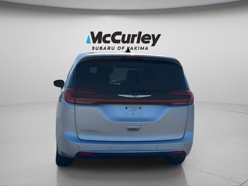 Used 2023 Chrysler Pacifica Touring-L FWD image 4
