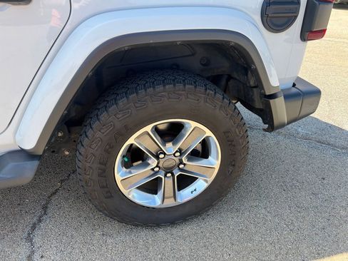 Used 2020 Jeep Wrangler Unlimited Sahara w/ Dual Top Group AWD/4WD image 10