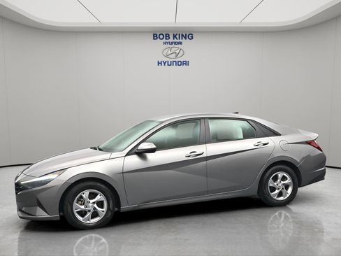 Used 2022 Hyundai Elantra SE FWD image 3