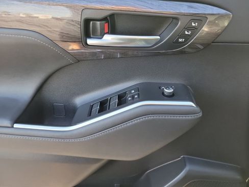 Used 2023 Toyota Highlander Limited image 17