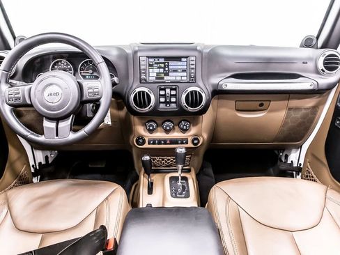 Used 2014 Jeep Wrangler Unlimited Sahara w/ Connectivity Group AWD/4WD image 17