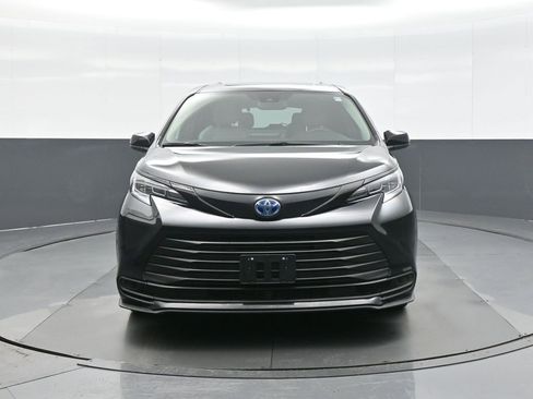 Certified 2025 Toyota Sienna LE w/ LE Plus Package image 2