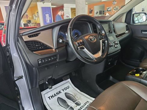 Used 2017 Toyota Sienna Limited Premium w/ Advanced Technology Package image 8
