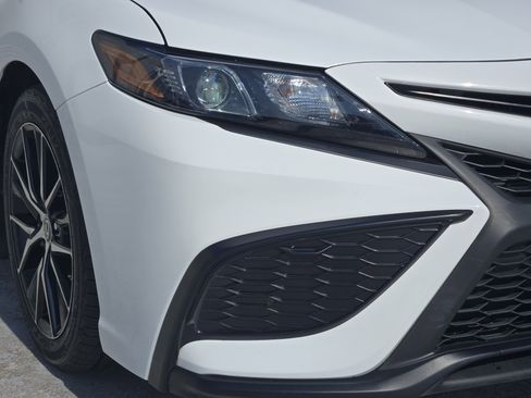 Used 2022 Toyota Camry SE image 10