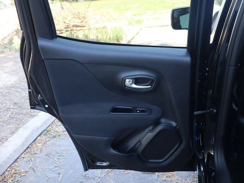 Used 2020 Jeep Renegade Latitude FWD image 24