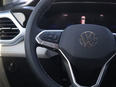 New 2026 Volkswagen Taos SE image 9