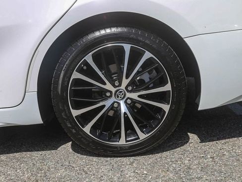 Used 2018 Toyota Camry SE w/ Moonroof Package FWD image 12
