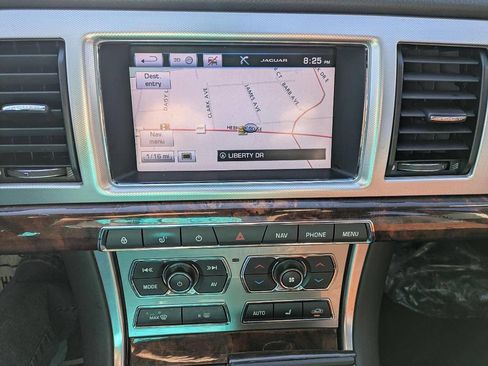 Used 2015 Jaguar XF Premium RWD image 16