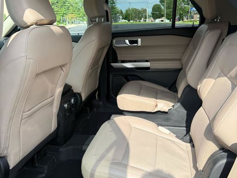 Used 2022 Ford Explorer Limited w/ Equipment Group 301A AWD/4WD image 12