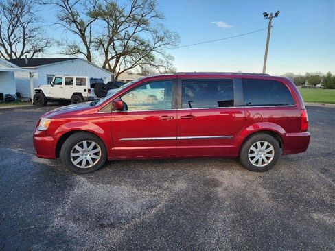 Used 2013 Chrysler Town & Country Touring image 9