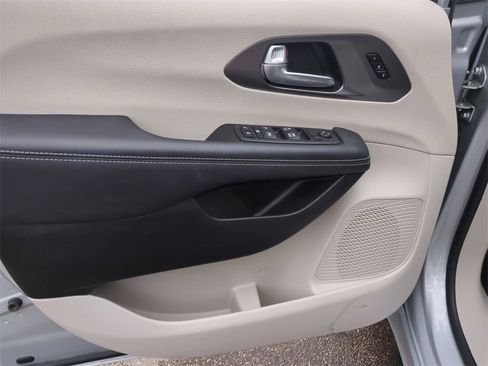 Used 2024 Chrysler Pacifica Touring-L image 22