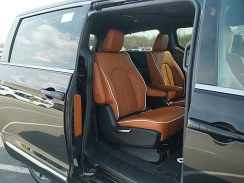 New 2026 Chrysler Pacifica Pinnacle image 19